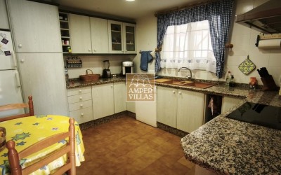 Amplio bungalow con piscina y pista de tenis comunitarios al lado del club de Golf.